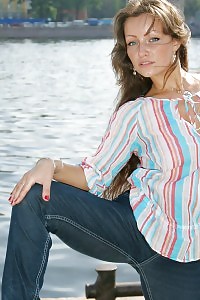 Hirsute Hottie Peels Off Her Firm Ass Jeans Publicly