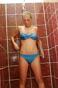Light-haired In The Bath Cam Busted Taking A Leek
